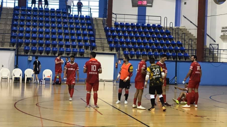 Los jugadores locales sobre el terreno de juego