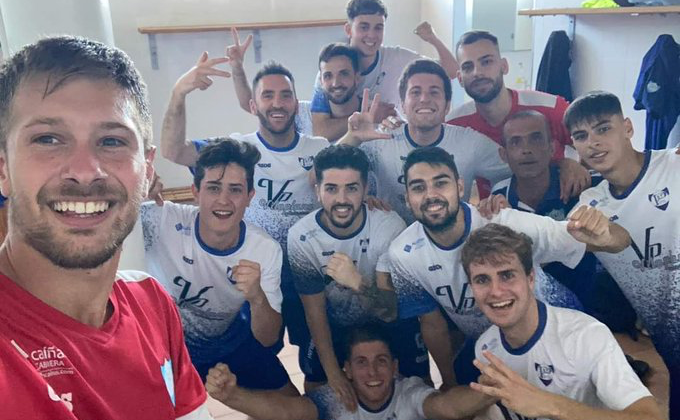 Los jugadores celebrando la victoria