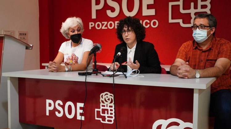Miembros del grupo municipal del PSOE durante la rueda de prensa