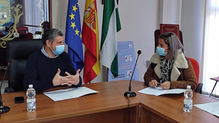 Ángel Moreno y Erika Nevado durante la visita de la diputada a Villaralto