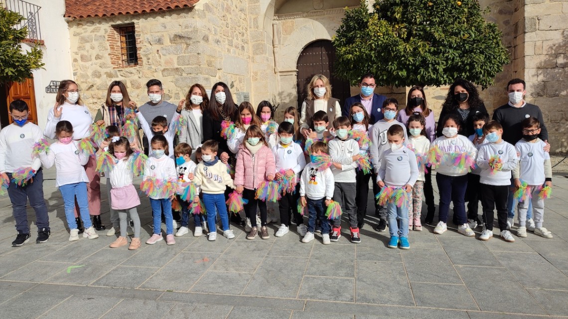 Imagen con comunidad educativa en plaza