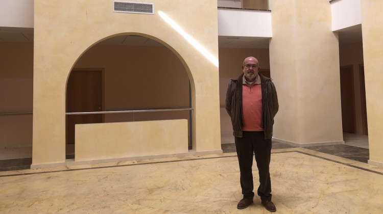El alcalde de Fuente La Lancha, José Chaves, en el interior de la residencia de la localidad