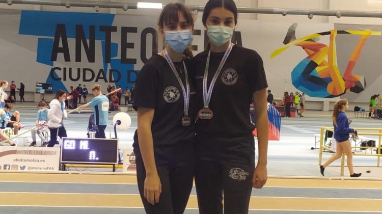 Sara Delgado y Lydia Estévez en el pódium