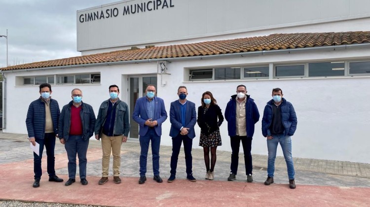 Entrega de las obras de reforma de los vestuarios del gimnasio municipal de Dos Torres