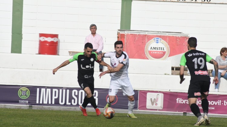 León en una acción del partido contra el Ciudad de Lucena