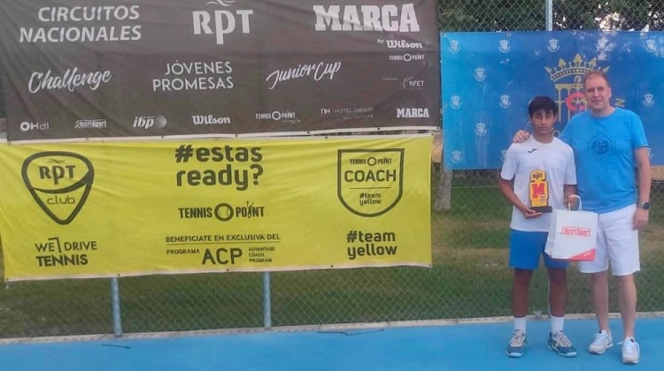Alejandro López con el trofeo conseguido en Segovia