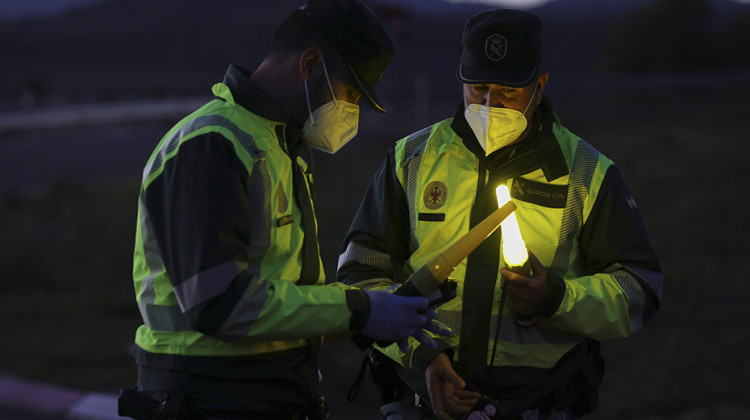 Dos agentes durante un control de la Guardia Civil