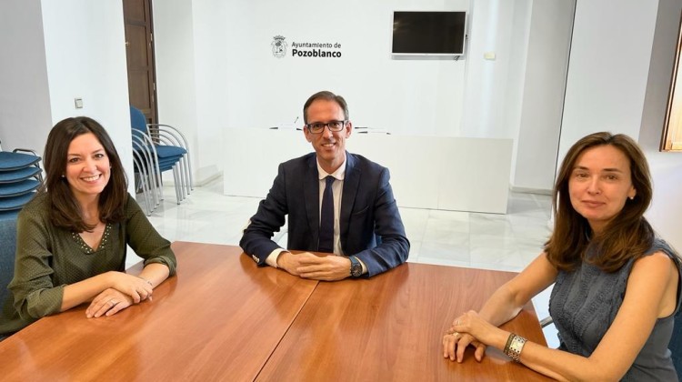 Las nuevas concejalas junto al alcalde