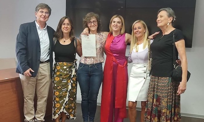 Nieves Muñoz, de rojo, tras la presentación de su tesis