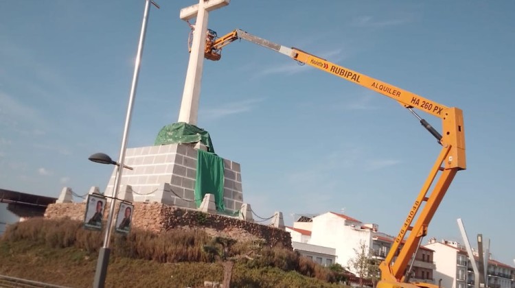 La grúa en la Cruz de la Unidad