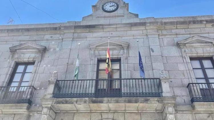 Las banderas a media asta en el Ayuntamiento de Pozoblanco