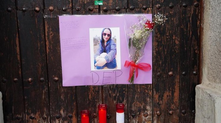Flores y velas en memoria de la joven asesinada por su marido