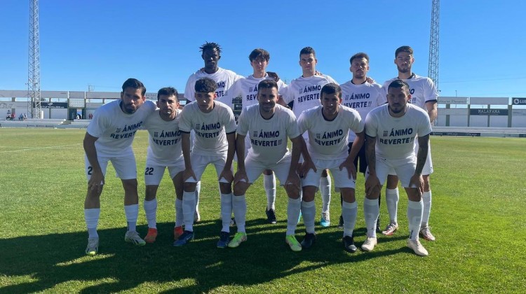 Los jugadores del Pozoblanco saltaron al campo con un mensaje de ánimo a Reverte