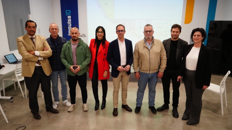 La presentación contó con representantes del Ayuntamiento y de las empresas implicadas