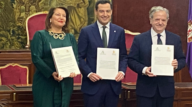 Juanma Moreno, Carmen Crespo y Salvador Fuentes durante la firma del convenio. Foto: Consejería de Agricultura