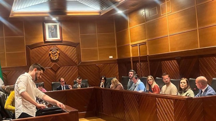 Emmanuel Vioque abandona el pleno donde aprobó el presupuesto para 2024