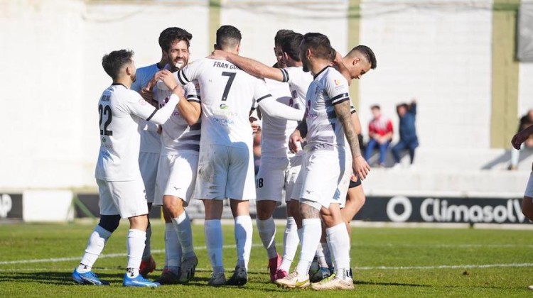 El equipo celebrando uno de los tantos