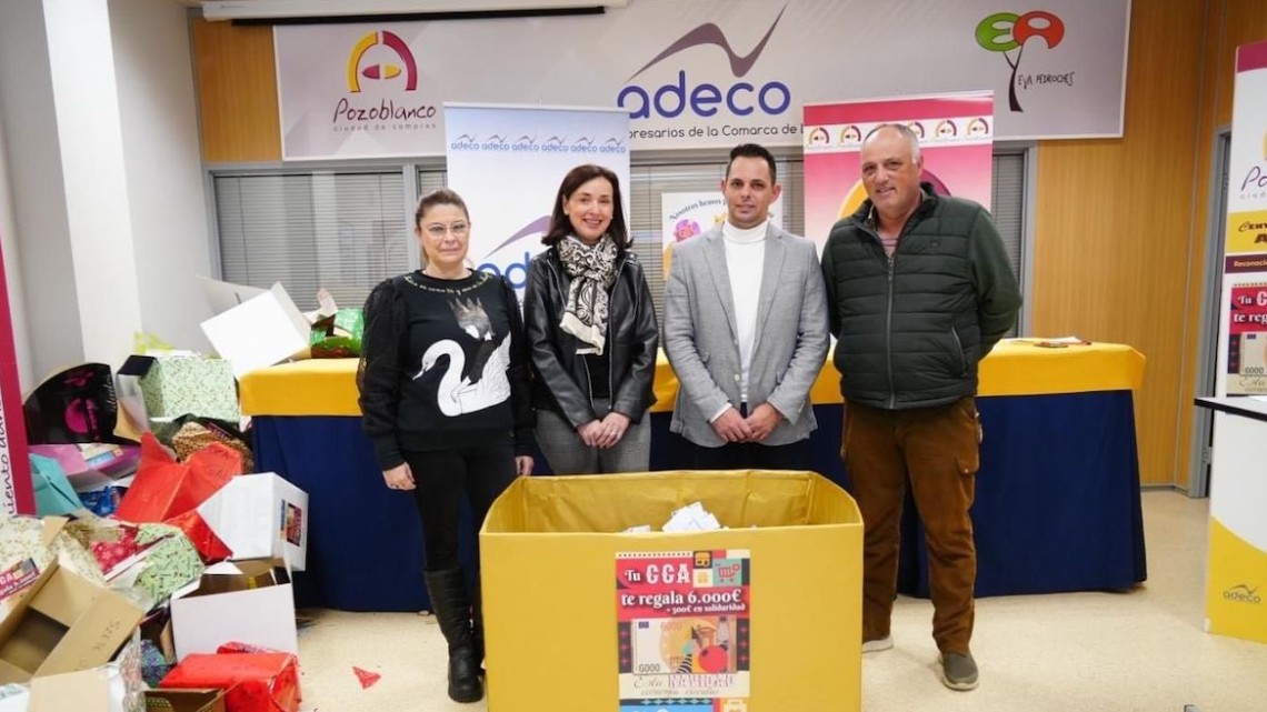 David Fernández y Miguel Ruiz durante el sorteo de los 6.000 euros del comercio local