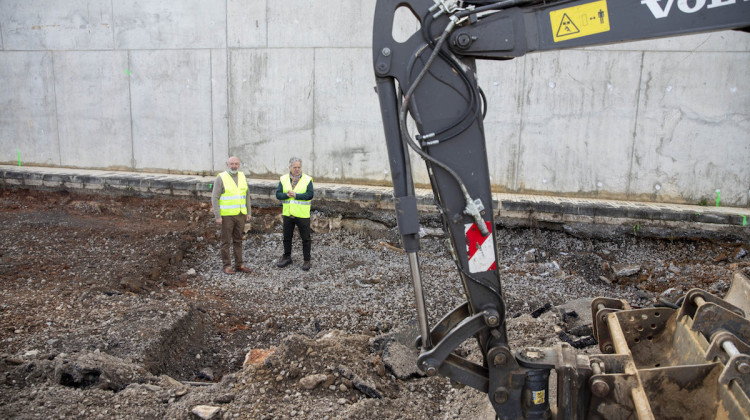Salvador Fuentes visitando las obras
