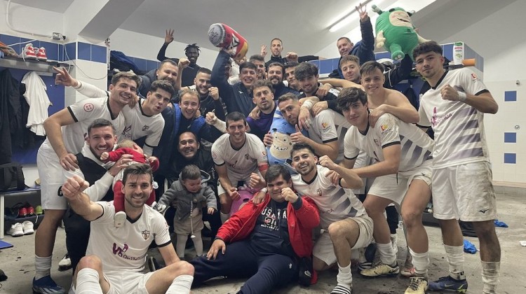 Los jugadores del Pozoblanco celebrando la victoria