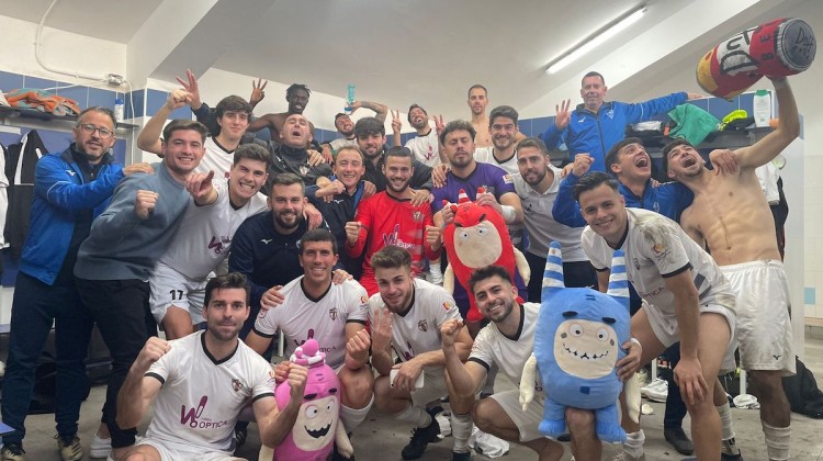 Los jugadores del Pozoblanco celebrando la victoria