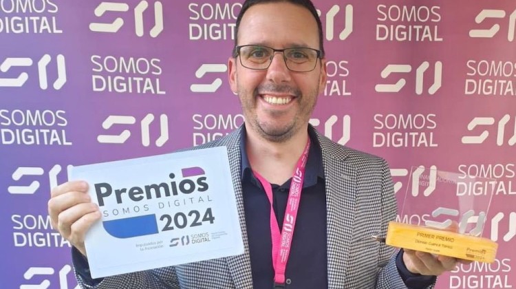 Dionisio Cuenca con su premio. Foto: Facebook Ayuntamiento de Dos Torres
