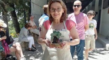 Elena Vargas con el premio Mundo Rural