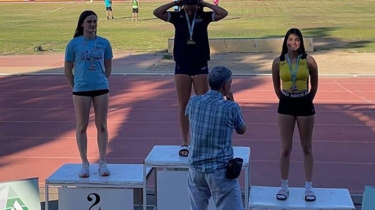 Lydia Estévez en el pódium. Foto: Club Atletismo Pozoblanco Ginés