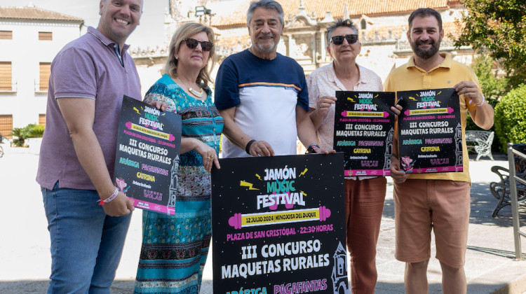 Presentación concurso maquetas en Hinojosa del Duque