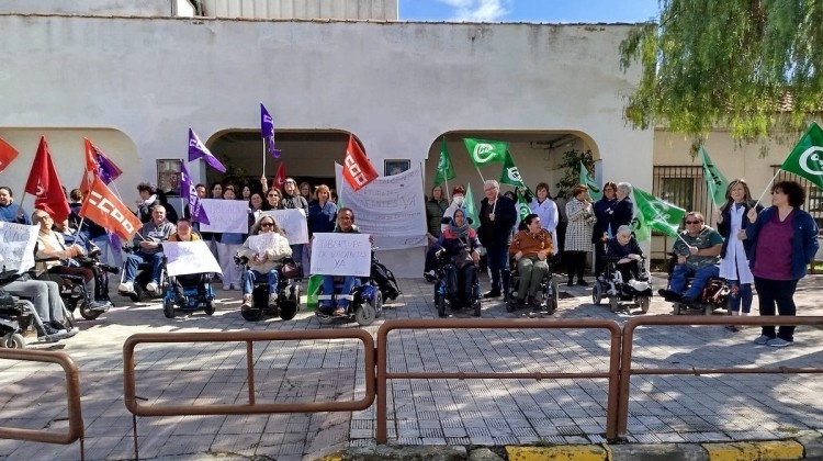 Trabajadores y residentes del CAMF durante las protestas