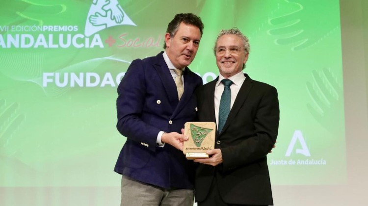 Blas García, presidente de Fundación Prode, recibiendo el galardón