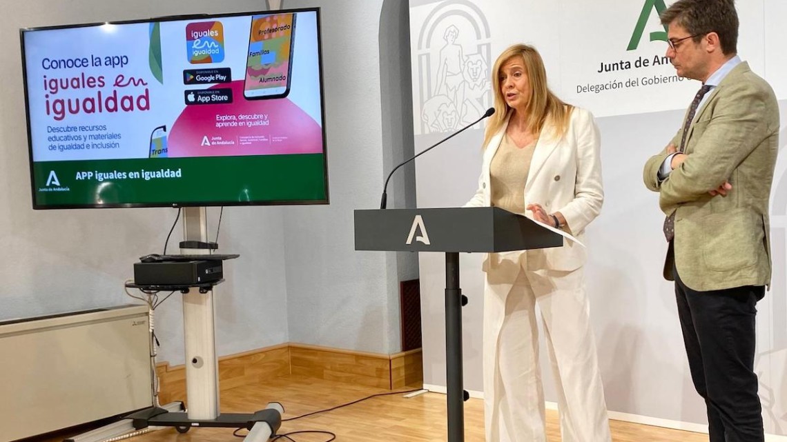 Rosario Alarcón presentando la aplicación