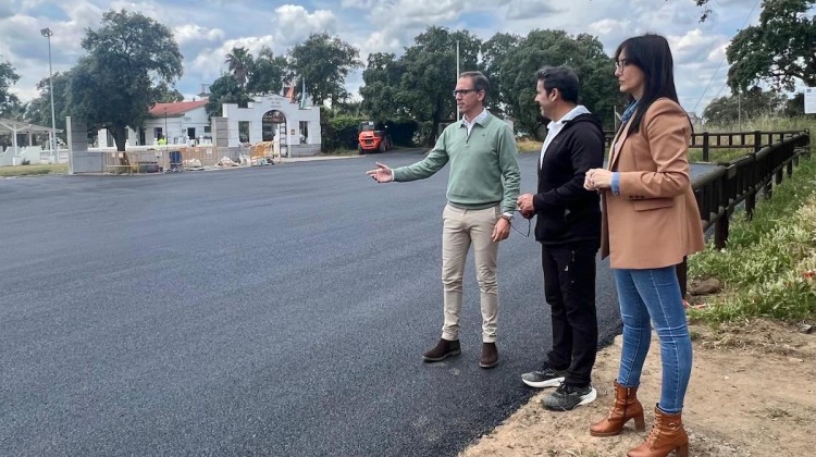 El acceso y la zona de aparcamientos del campo de golf tras ser asfaltada