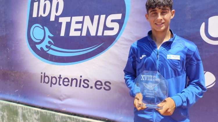 Alejandro López con su trofeo