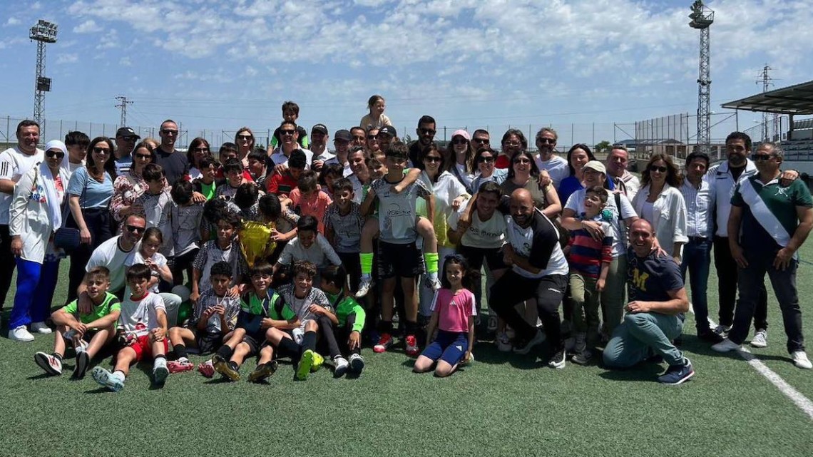 El equipo alevín con el cuerpo técnico y con sus familiares