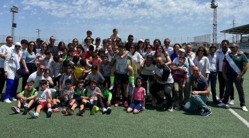 El equipo alevín con el cuerpo técnico y con sus familiares