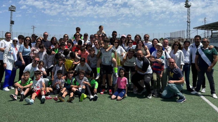 El equipo alevín con el cuerpo técnico y con sus familiares