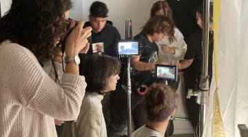 Luna Herruzo dirigiendo y Susana Delgado fotografiando durante la grabación del corto