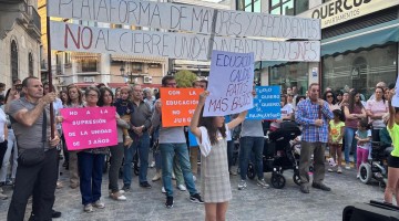 Manifestación contra la supresión de una unidad de Infantil de 3 años