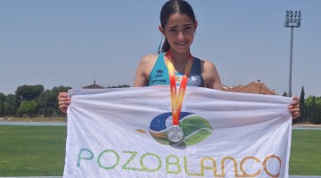 Alba con la medalla de plata conseguida