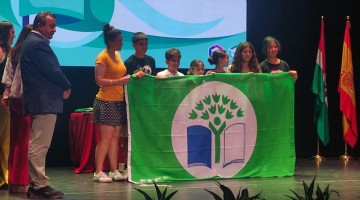 Alumnado y profesorado del centro recogiendo el galardón