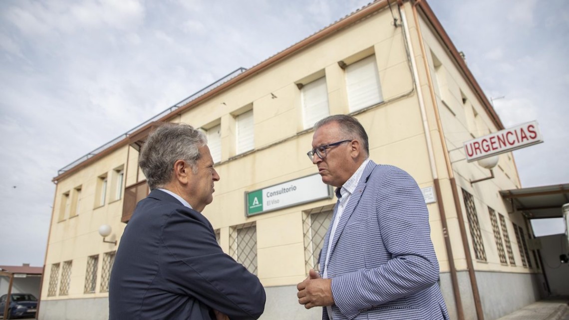 Salvador Fuentes y Juan Díaz durante la visita del presidente de la Diputación a El Viso