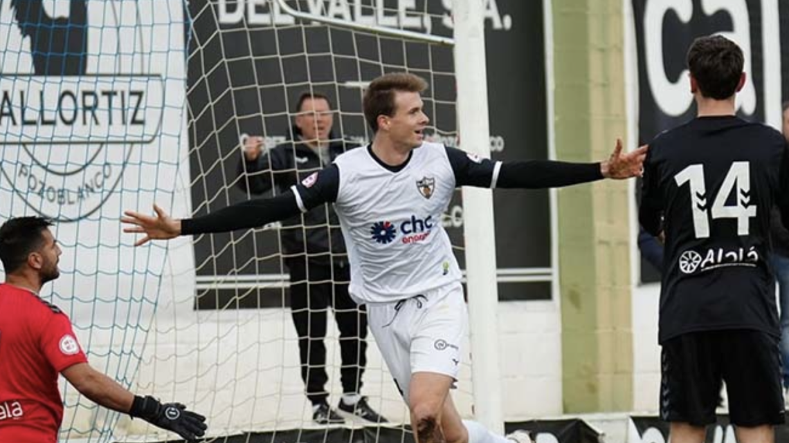 Javi Bernal celebrando un gol. Foto: CD Pozoblanco