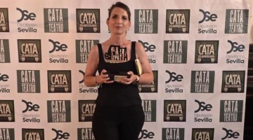 Mari Carmen Bajo con el premio conseguido