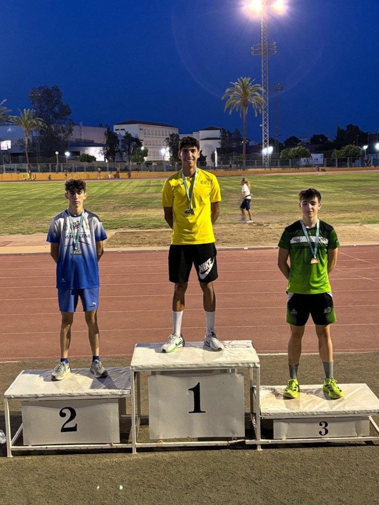 Miguel Lunar Caballero en la cima del pódium 