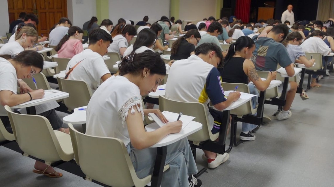 Alumnado haciendo la selectividad en el IES Los Pedroches