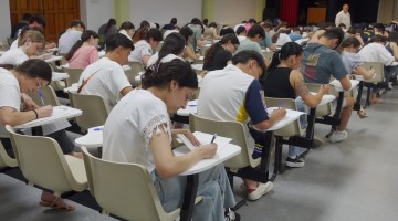 Alumnado haciendo la selectividad en el IES Los Pedroches