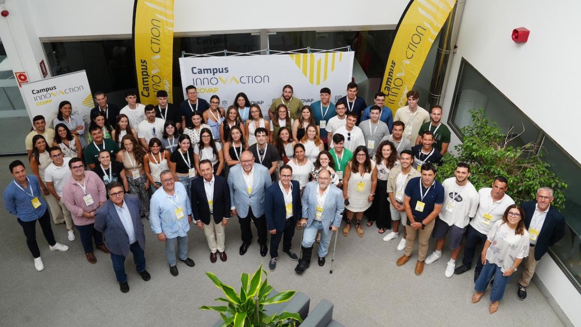 Foto de grupo en el Campus Covap