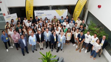 Foto de grupo en el Campus Covap