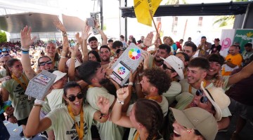 El equipo celebrando la victoria